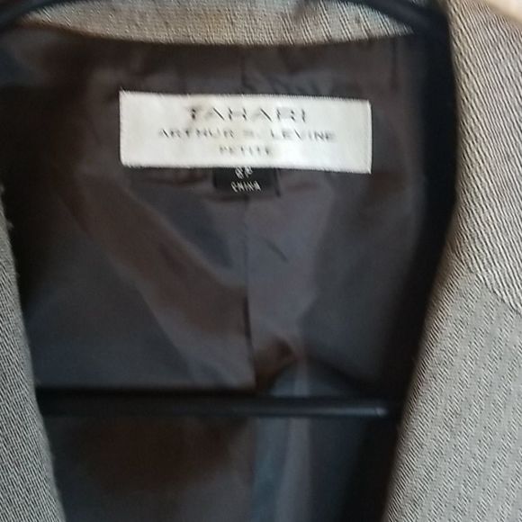 Tahari Arthur S Levine Petite elegant suit (grey jacket and skirt suit).70% off - Picture 7 of 7